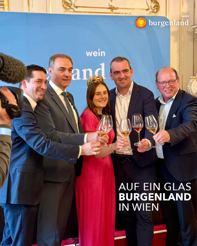 AUF EIN GLAS BURGENLAND in WIEN – Um 16 Uhr geht’s los! 🍷✨

Gleich ist es soweit – die burgenländischen Winzer:innen laden euch ein, ihre besten Weine zu verkosten! 🍇🥂 Bevor es losgeht, gab es noch eine spannende Pressekonferenz mit Geschäftsführer Christian Zechmeister, Landesrat Leonhard Schneemann, Weinkönigin Hannah Wetschka, Obmann Herbert Oschep und Weinbauverbandspräsident Andreas Liegenfeld. 👑🍷

Jetzt fehlt nur noch ihr – kommt vorbei und entdeckt die Vielfalt des Burgenlandes im Glas! Wir freuen uns auf euch! 🎉

#AufEinGlasBurgenland #WeinBurgenland #AustrianWine #Wien #Weingenuss #OesterreichWein #Burgenland